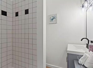 Bathroom - Bright 2BR w/ Free Parking Near Downtown Seattle (Seattle)