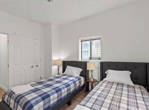 Iron/ironing board, free WiFi, bed sheets - Bright 2BR w/ Free Parking Near Downtown Seattle (Seattle)