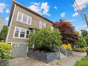 Exterior - Bright 2BR w/ Free Parking Near Downtown Seattle (Seattle)