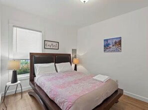 Room - Bright 2BR w/ Free Parking Near Downtown Seattle (Seattle)