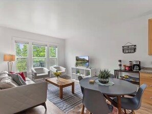 Smart TV - Bright 2BR w/ Free Parking Near Downtown Seattle (Seattle)