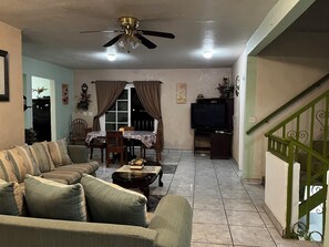 TV - 9-Bedroom Ocean View Home in Vista Marina for Large Groups (Vista Marina)