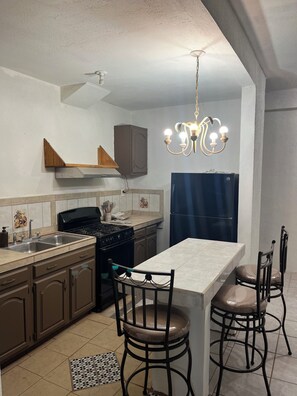 Fridge, microwave, oven, stovetop - 9-Bedroom Ocean View Home in Vista Marina for Large Groups (Vista Marina)