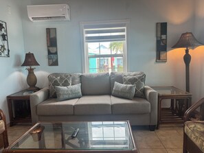Smart TV - BEACHSIDE ONE BEDROOM COTTAGE - OCEANVIEW (Georgetown)