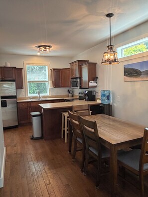 Fridge, microwave, oven, stovetop - Hummingbird Fully Reno’ed Four-Season Lake Retreat | Boat Slip | Pool | Hot Tub (Sicamous)