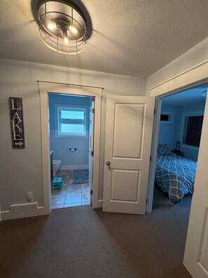 3 bedrooms, free WiFi, bed sheets - Hummingbird Fully Reno’ed Four-Season Lake Retreat | Boat Slip | Pool | Hot Tub (Sicamous)