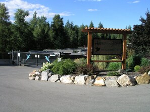 Property grounds - Hummingbird Fully Reno’ed Four-Season Lake Retreat | Boat Slip | Pool | Hot Tub (Sicamous)