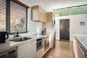 Wasserkocher mit Kaffee-/Teezubehör, Kühlschrank, Ofen, Wasserkocher