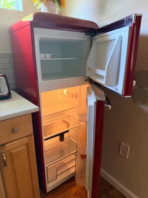 Eine Küche mit Kühlschrank, Mikrowelle und Toaster.