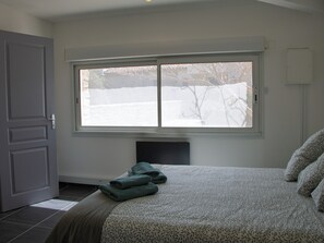 Iron/ironing board, WiFi, bed sheets