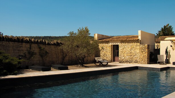 A poolside area with a stone building, a lounge chair, and a cactus decoration. - Gordes - Luberon: Charming house with private pool (exclusive access) (Gordes)