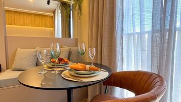 Business Studio | Dining