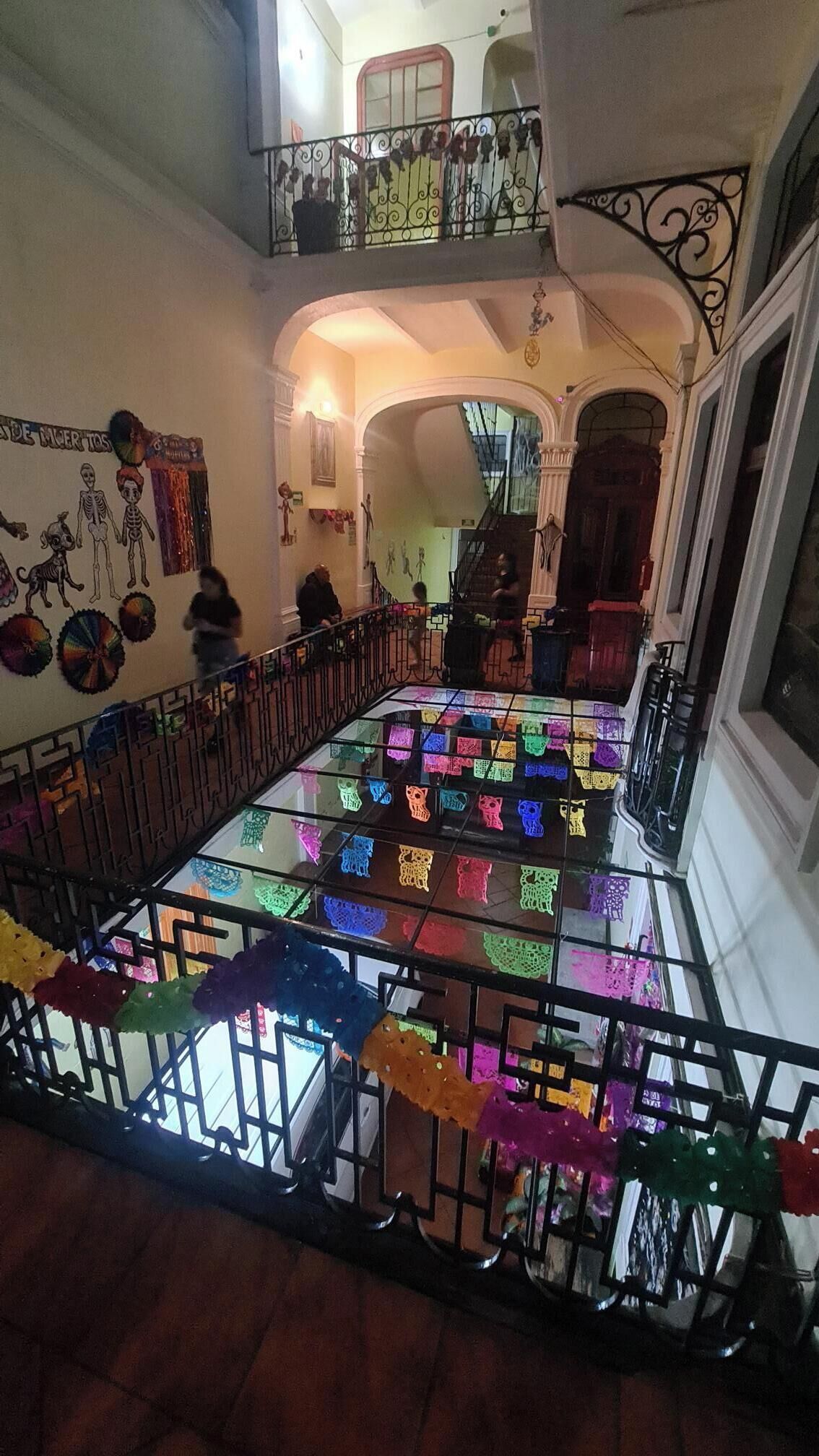 Un intérieur à plusieurs niveaux doté d’un plancher en verre, de rampes décoratives et d’un escalier.