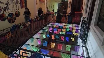 Un intérieur à plusieurs niveaux doté d’un plancher en verre, de rampes décoratives et d’un escalier.