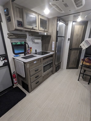 Private kitchen - Private modern camper with water access to Lancaster creek/Rappahannock river (Farnham)