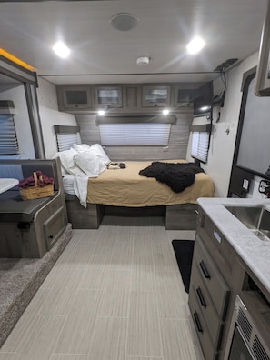1 bedroom, bed sheets - Private modern camper with water access to Lancaster creek/Rappahannock river (Farnham)
