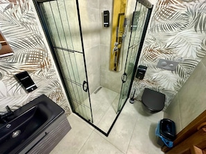 Comfort Apartment, Balcony, Lake View | Bathroom | Slippers, soap, shampoo, toilet paper - ZEMZEM  APART (Trabzon)