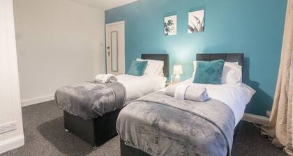 Spacious 4BR House | Sleeps 7 | Free Parking | Prime Leicester