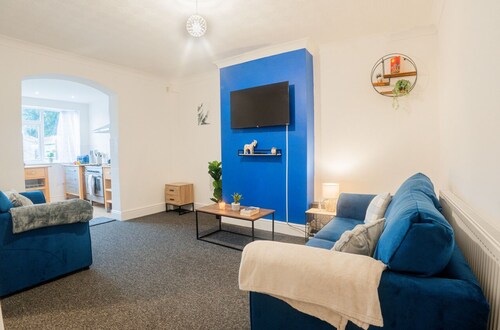 Spacious 4BR House | Sleeps 7 | Free Parking | Prime Leicester