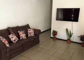 Living area - Enjoyable 1-bedroom apartment with AC in vibrant Liberia (Liberia)