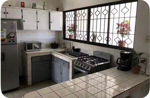 Private kitchen - Enjoyable 1-bedroom apartment with AC in vibrant Liberia (Liberia)