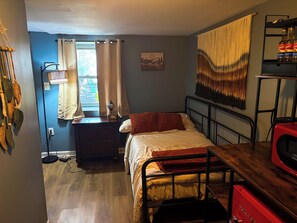 Room - Perfect 2-bedroom apartment in house with private entrance in Hampden Baltimore (Baltimore)