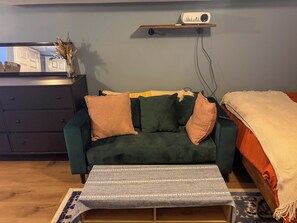 Room - Perfect 2-bedroom apartment in house with private entrance in Hampden Baltimore (Baltimore)