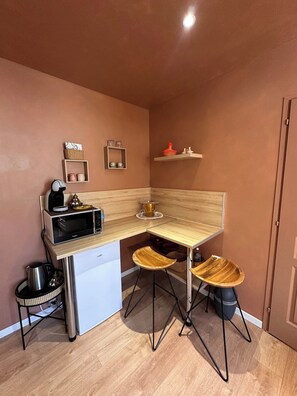 Dining - Sahara Suite with Private Jacuzzi, downtown Calais (Calais)