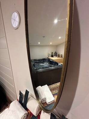 Interior - Sahara Suite with Private Jacuzzi, downtown Calais (Calais)