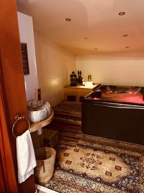 Interior - Sahara Suite with Private Jacuzzi, downtown Calais (Calais)