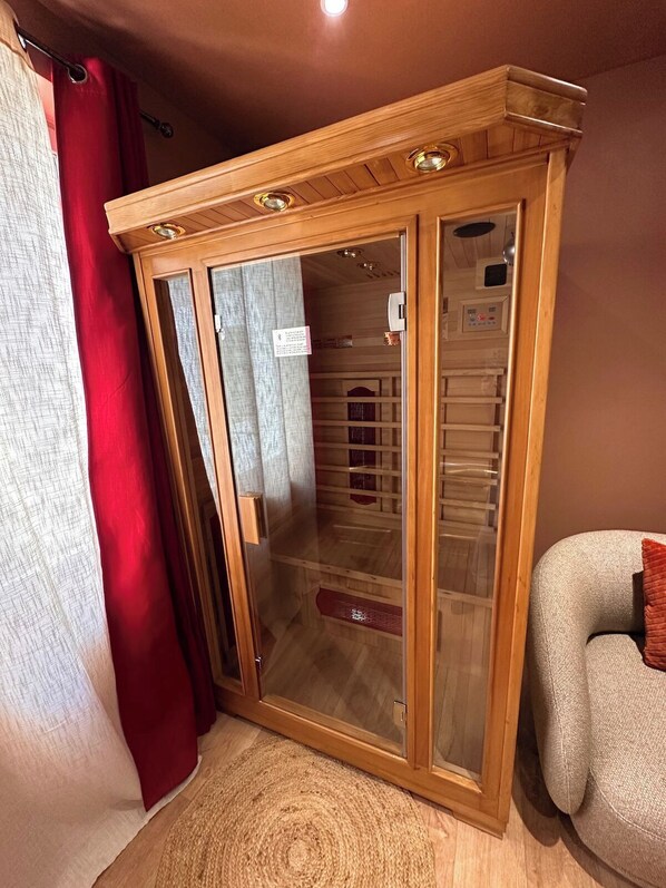 Sauna - Sahara Suite with Private Jacuzzi, downtown Calais (Calais)