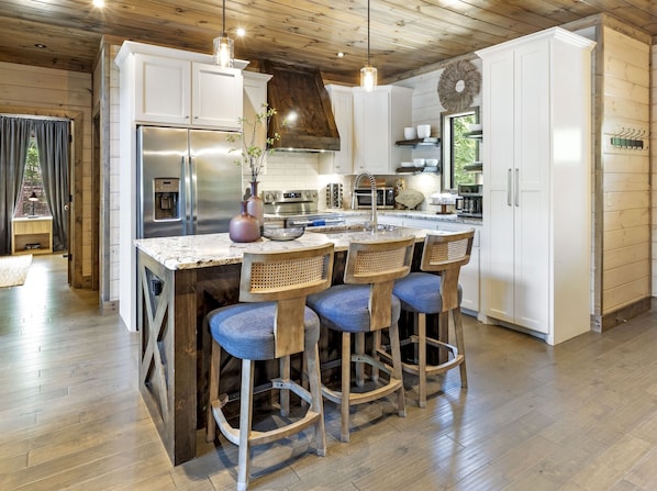 Coffee/tea maker, fridge, microwave, oven - Pool•Sauna•Hot Tub•Glow Golf•Playground•100” TV (Broken Bow)