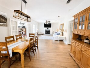 Dining - Coastal getaway in beautiful Foley next to Wolf Creek a Spacious 4-bedroom house (Foley)