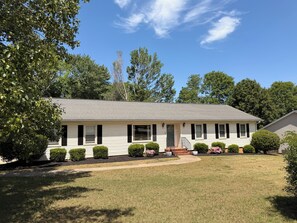 Exterior - Cozy Ranch Retreat•1 Mile to DT Greer•Sleeps 8 (Greer)