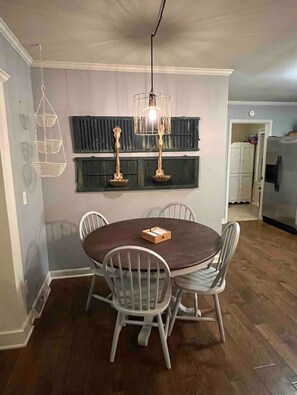 Dining - Cozy Ranch Retreat•1 Mile to DT Greer•Sleeps 8 (Greer)