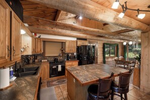 Coffee/tea maker, fridge, microwave, oven - New Listing! Hike + Ski + Explore + Dog Friendly (Bozeman)
