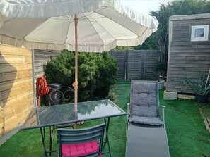 Outdoor dining - Vrbo Property (Montpouillan)
