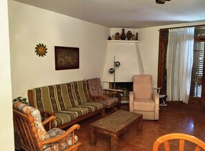 Living area - Rustic apartment with a large terrace and exceptional sea view (Calella de Palafrugell)