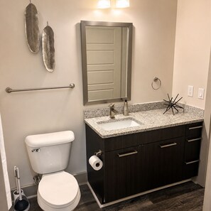 Towels, soap, toilet paper - Luxury Downtown Loft Skyline Views Walk Everywhere (Atlanta)