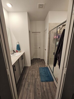 Shower, hair dryer, towels, toilet paper - 3bedroom house in charming Princeton with cool AC breeze and golf hitting screen (Princeton)