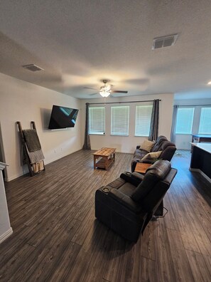 Living area - 3bedroom house in charming Princeton with cool AC breeze and golf hitting screen (Princeton)
