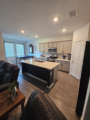 3bedroom house in charming Princeton with cool AC breeze and golf hitting screen