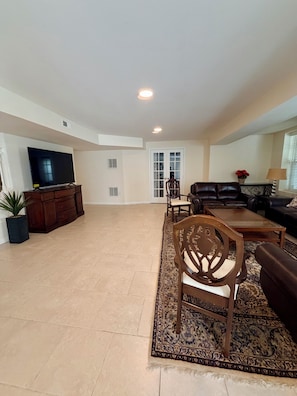 Living area - The hidden gem retreat in the suburb of DC/ Baltimore area (Ellicott City)