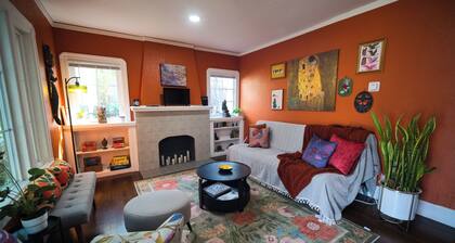 Charming 1920s Westbrae Berkeley Cottage with Soaking Tub! Walk to BART & Parks