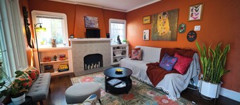 Charming 1920s Westbrae Berkeley Cottage with Soaking Tub! Walk to BART & Parks
