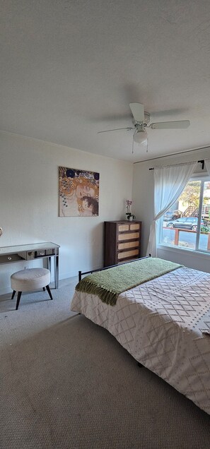 Room - Charming 1920s Westbrae Berkeley Cottage with Soaking Tub! Walk to BART & Parks (Berkeley)