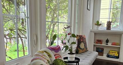 Charming 1920s Westbrae Berkeley Cottage with Soaking Tub! Walk to BART & Parks