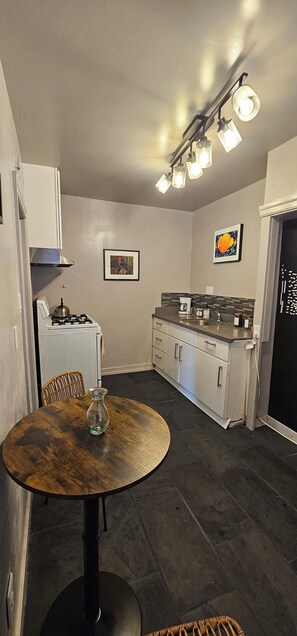Private kitchen - Charming 1920s Westbrae Berkeley Cottage with Soaking Tub! Walk to BART & Parks (Berkeley)