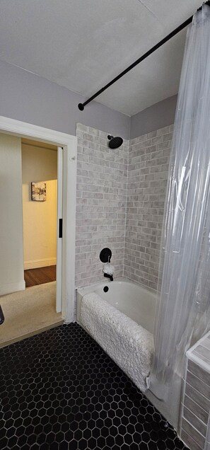 Bathroom - Charming 1920s Westbrae Berkeley Cottage with Soaking Tub! Walk to BART & Parks (Berkeley)