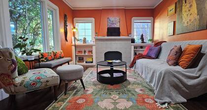 Charming 1920s Westbrae Berkeley Cottage with Soaking Tub! Walk to BART & Parks
